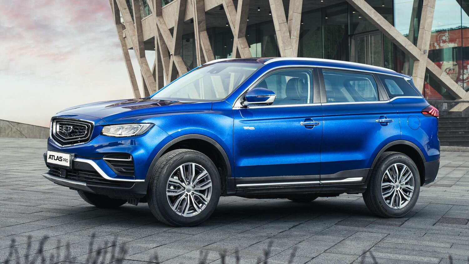Марка Geely раскрыла подробности о гибридном кроссовере для России