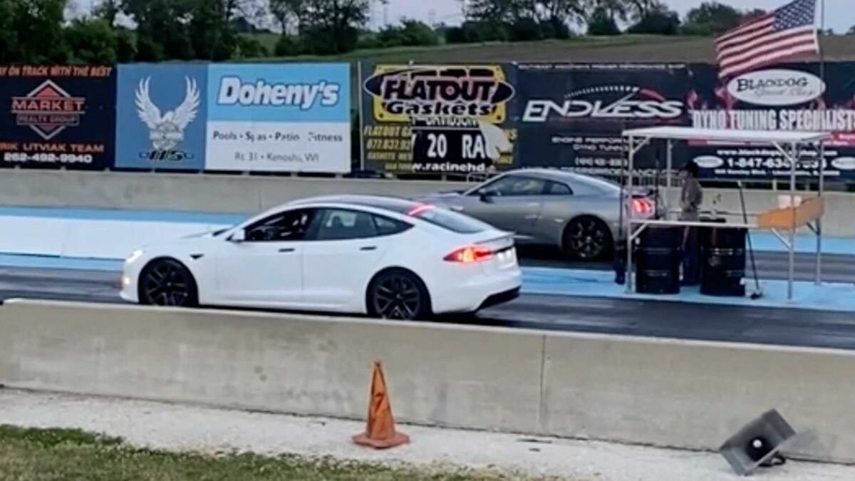 Посмотрите, как быстрейшая Tesla обошла в дрэге Nissan GT-R