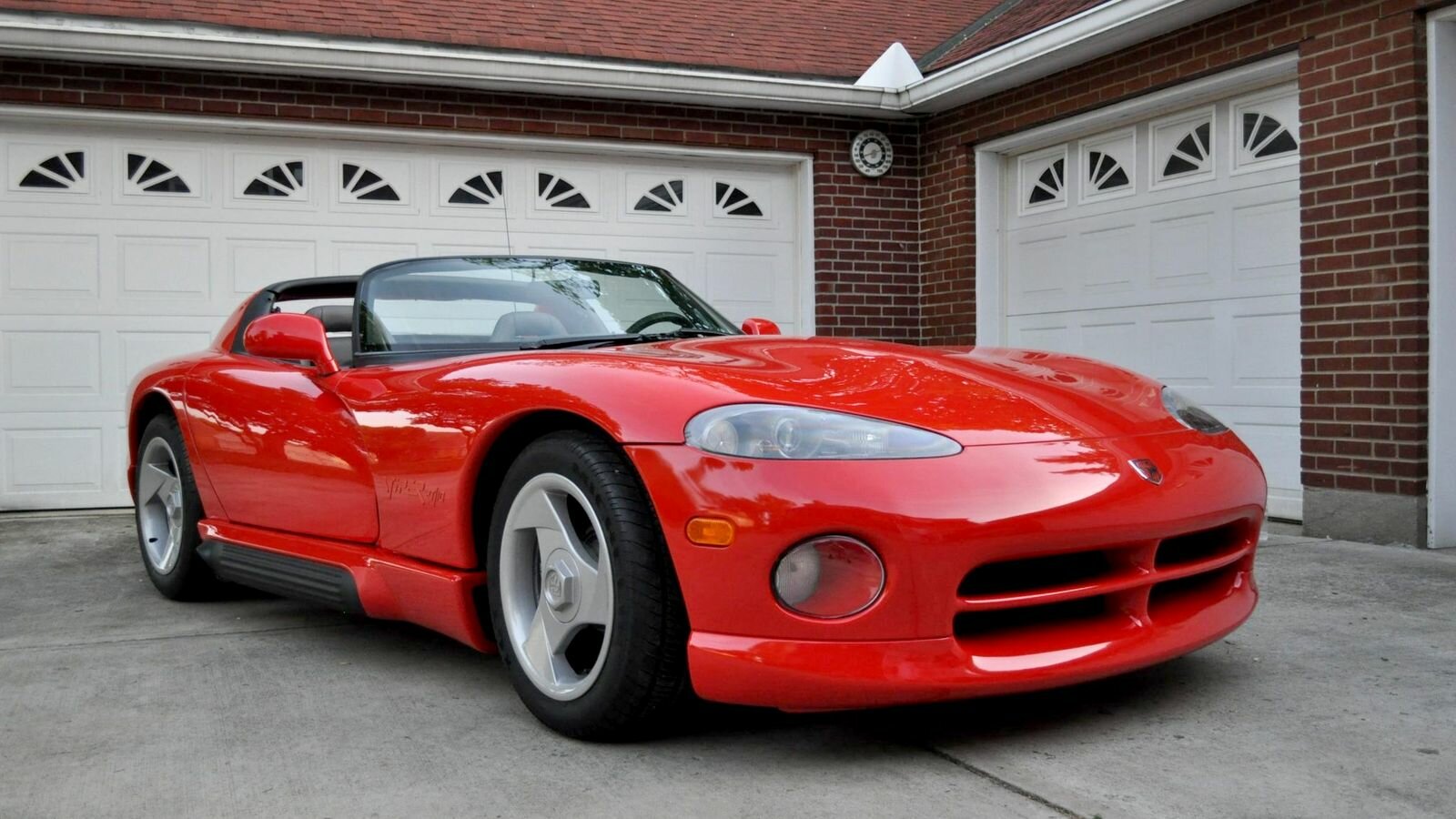 На продажу выставили Dodge Viper 1992 года без пробега