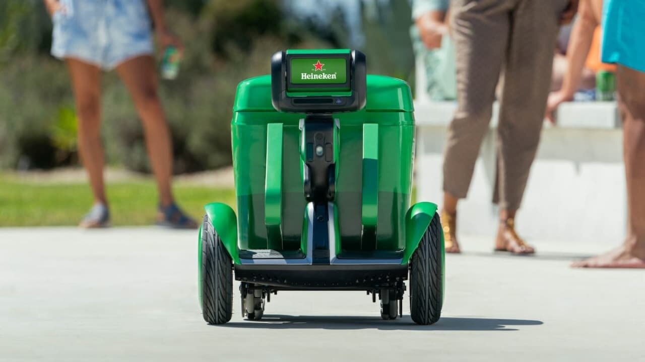 Лучший холодильник этого лета от Heineken: он ездит за хозяином и предлагает пиво
