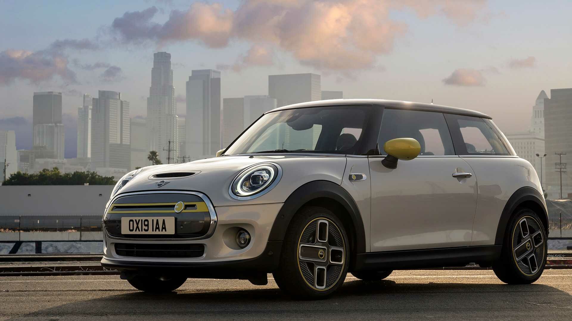 Названы сроки появления в России электрического MINI