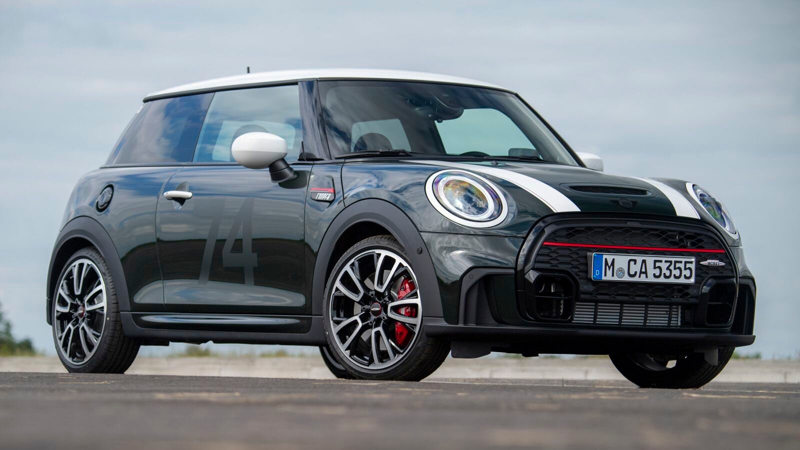 Для России выделили 60 юбилейных MINI в честь Джона Купера