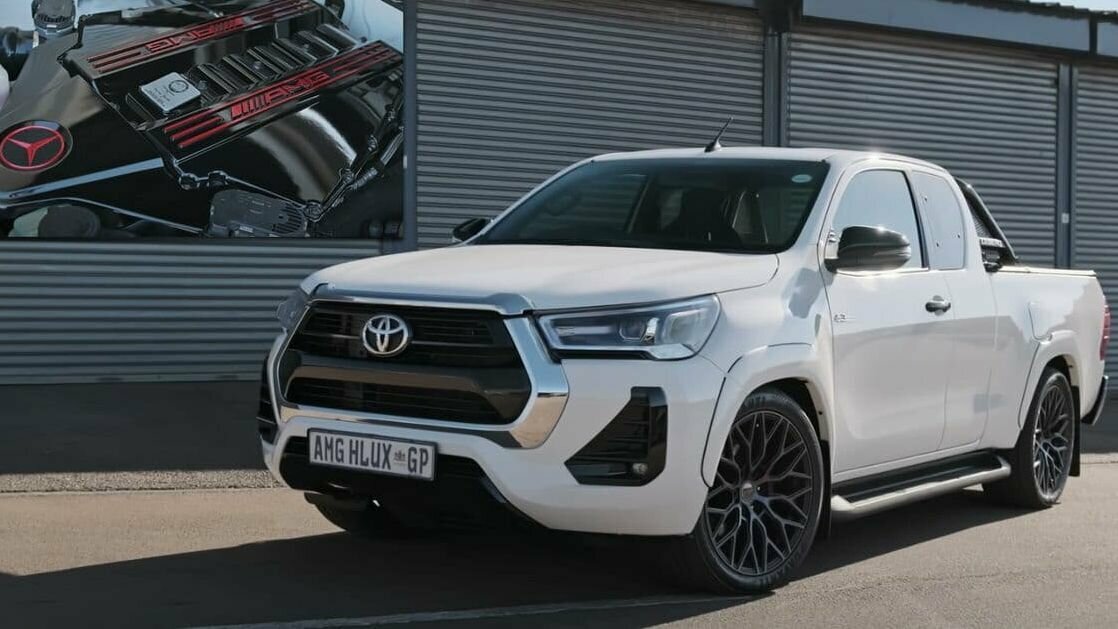 На Toyota Hilux поставили V8 от Mercedes-AMG: теперь это самый сумасшедший пикап в Южной Африке