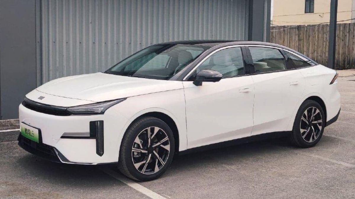Гибридный седан Geely Galaxy L6 заметили в Китае без камуфляжа 