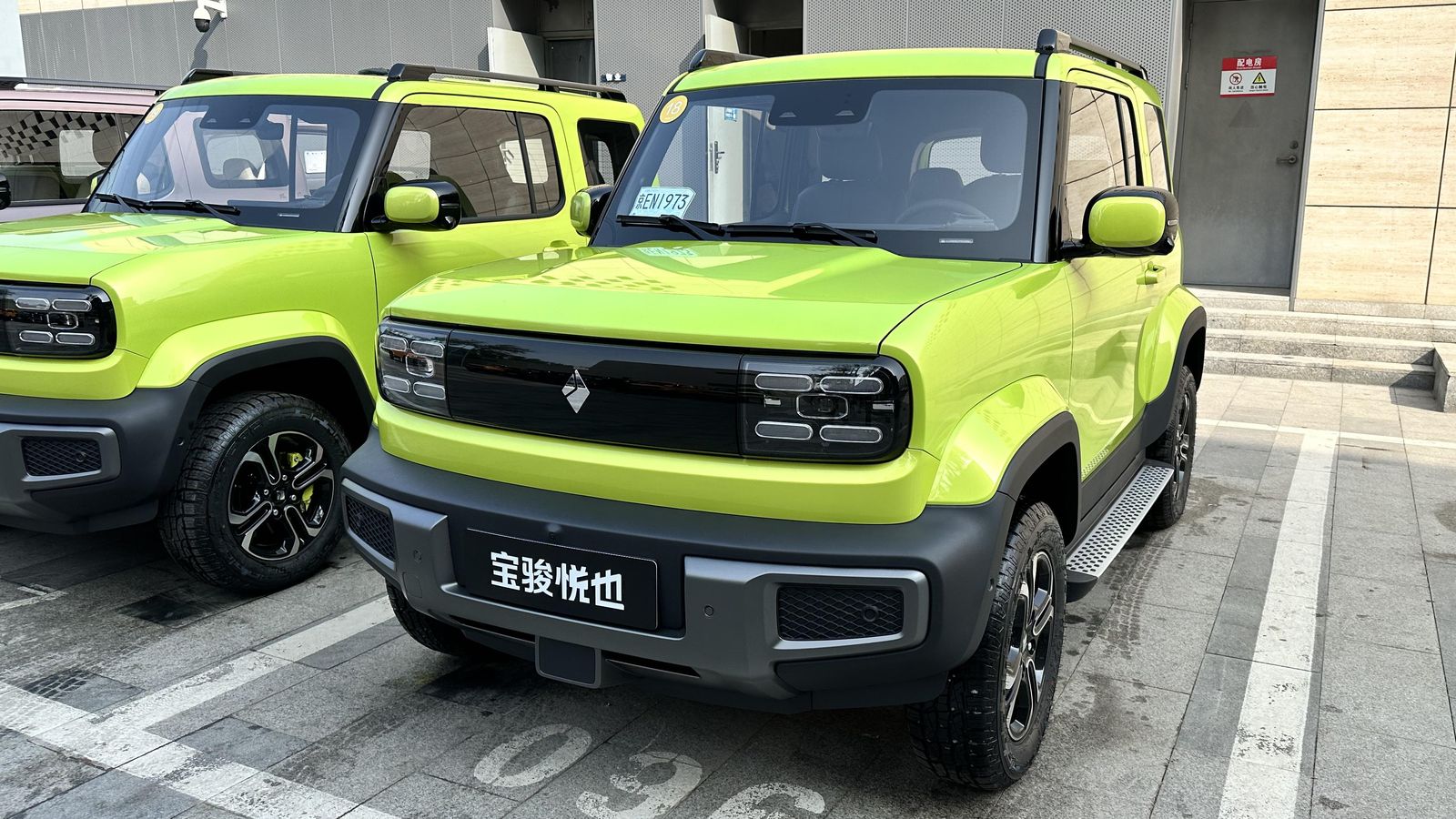 Китайский электрокроссовер в стиле Suzuki Jimny: первые фото салона