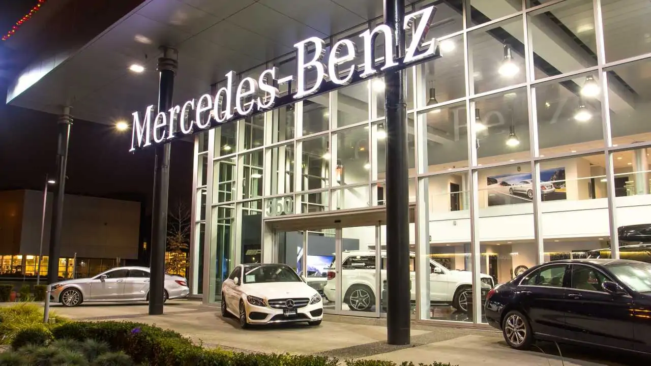 Mercedes-Benz решил распродать европейские шоурумы на миллиард евро