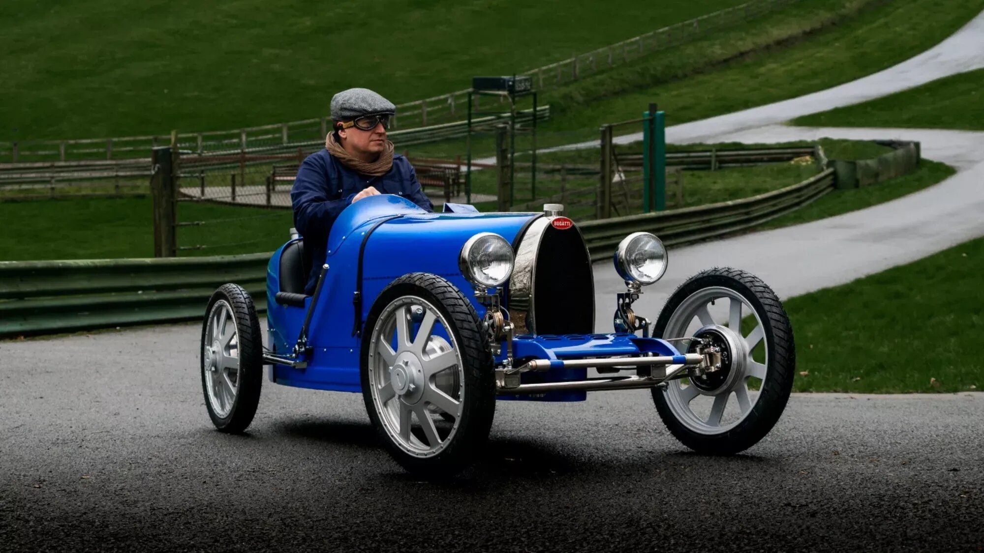 Покататься 6 дней на детском гоночном Bugatti стоит 6000 долларов