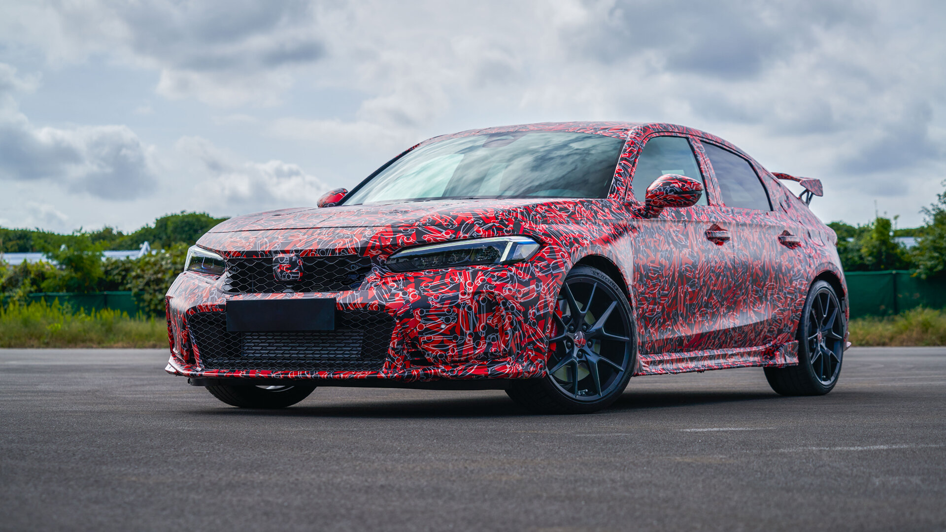 Honda опубликовала фото хот-хэтча Civic Type R нового поколения