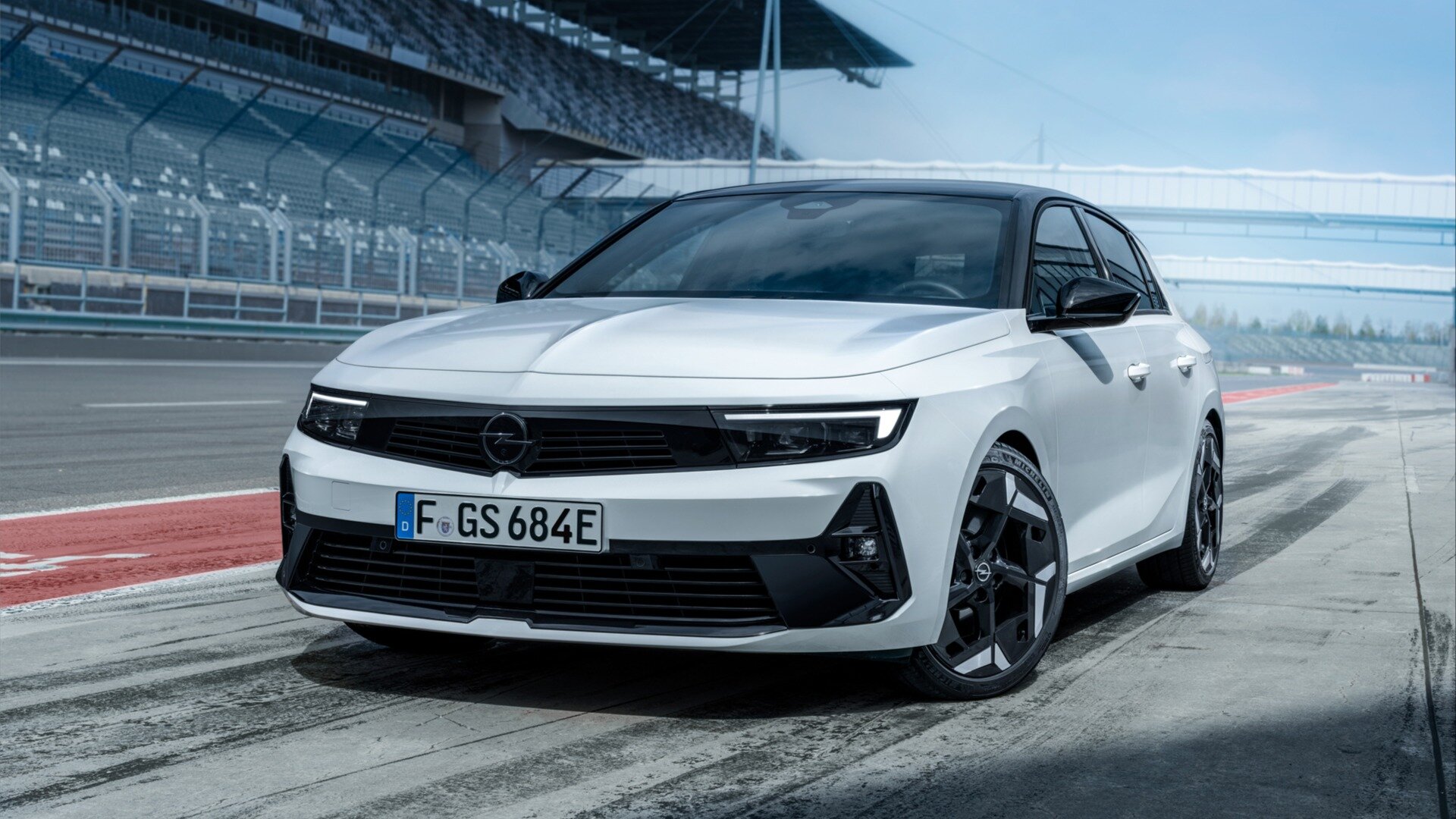 У Opel Astra появился «подогретый» двухмоторный вариант