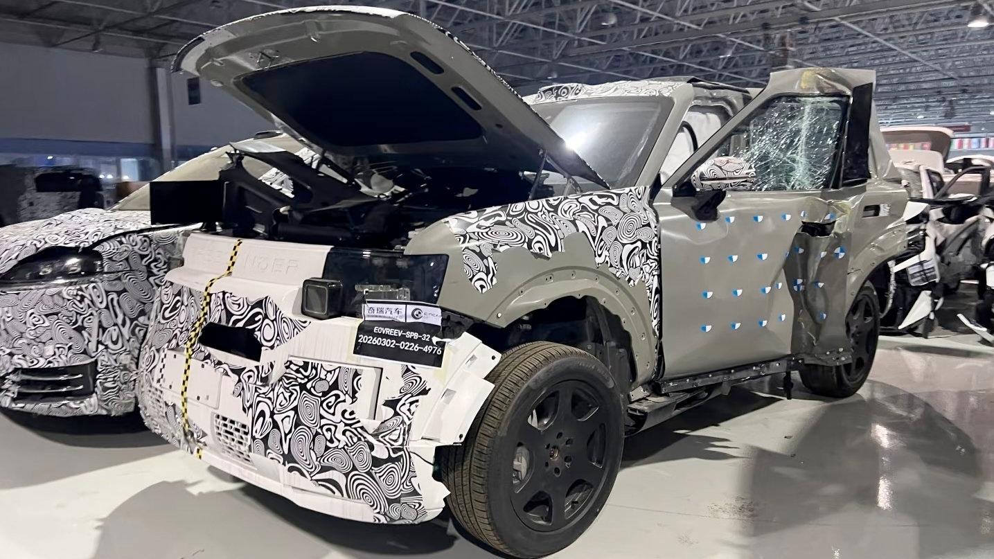Внешность и интерьер нового Freelander рассекретили в ходе краш-теста