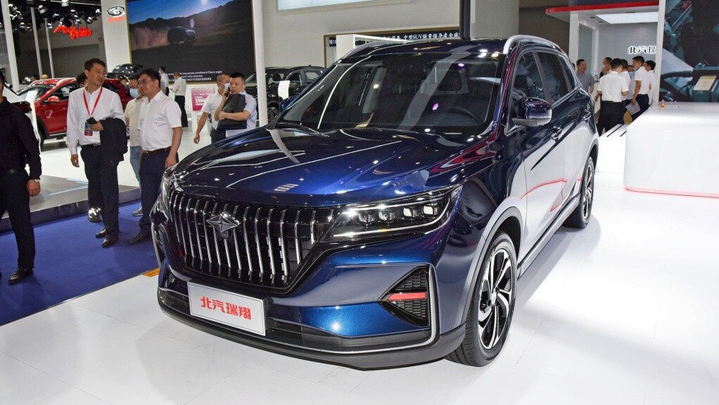 У китайской BAIC Group появился свой X5 — это семиместный кроссовер с турбомотором