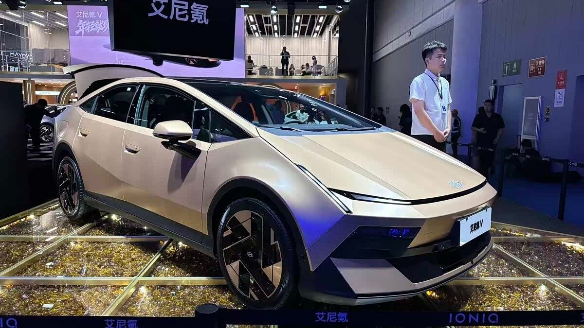 Футуристичный электроседан Hyundai Ioniq V вышел в предзаказ по цене Lada Vesta