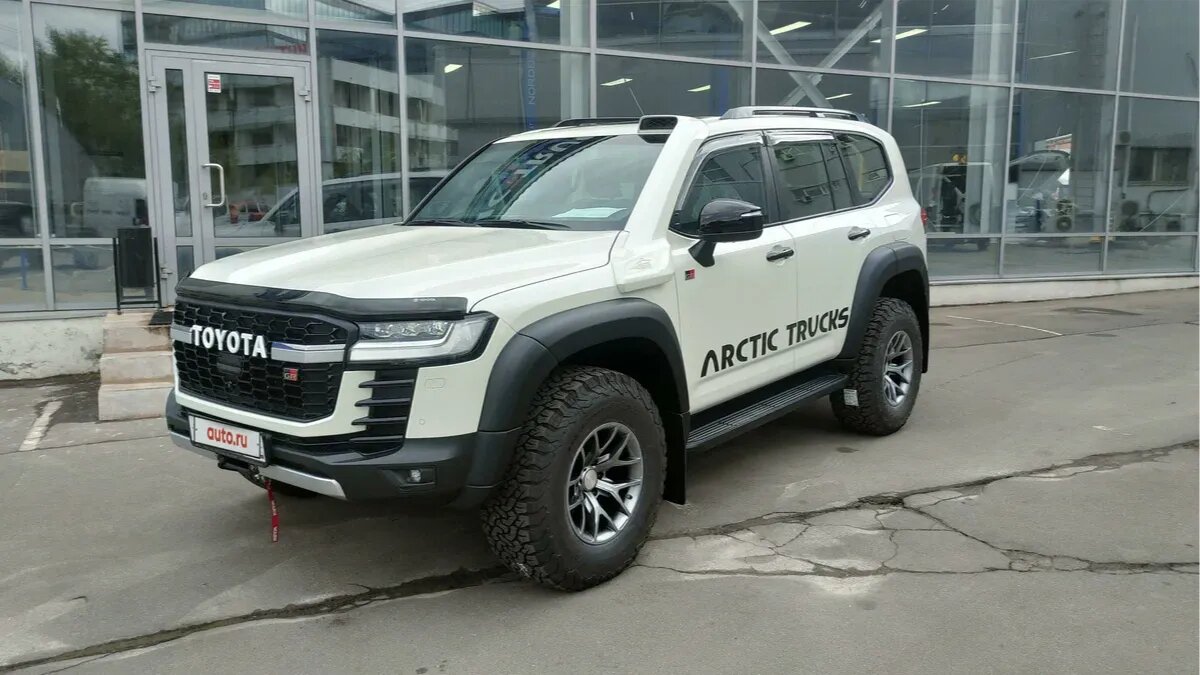 На Авто.ру продают хардкорный Land Cruiser 300, доработанный в Arctic Trucks. Он вдвое дороже нового