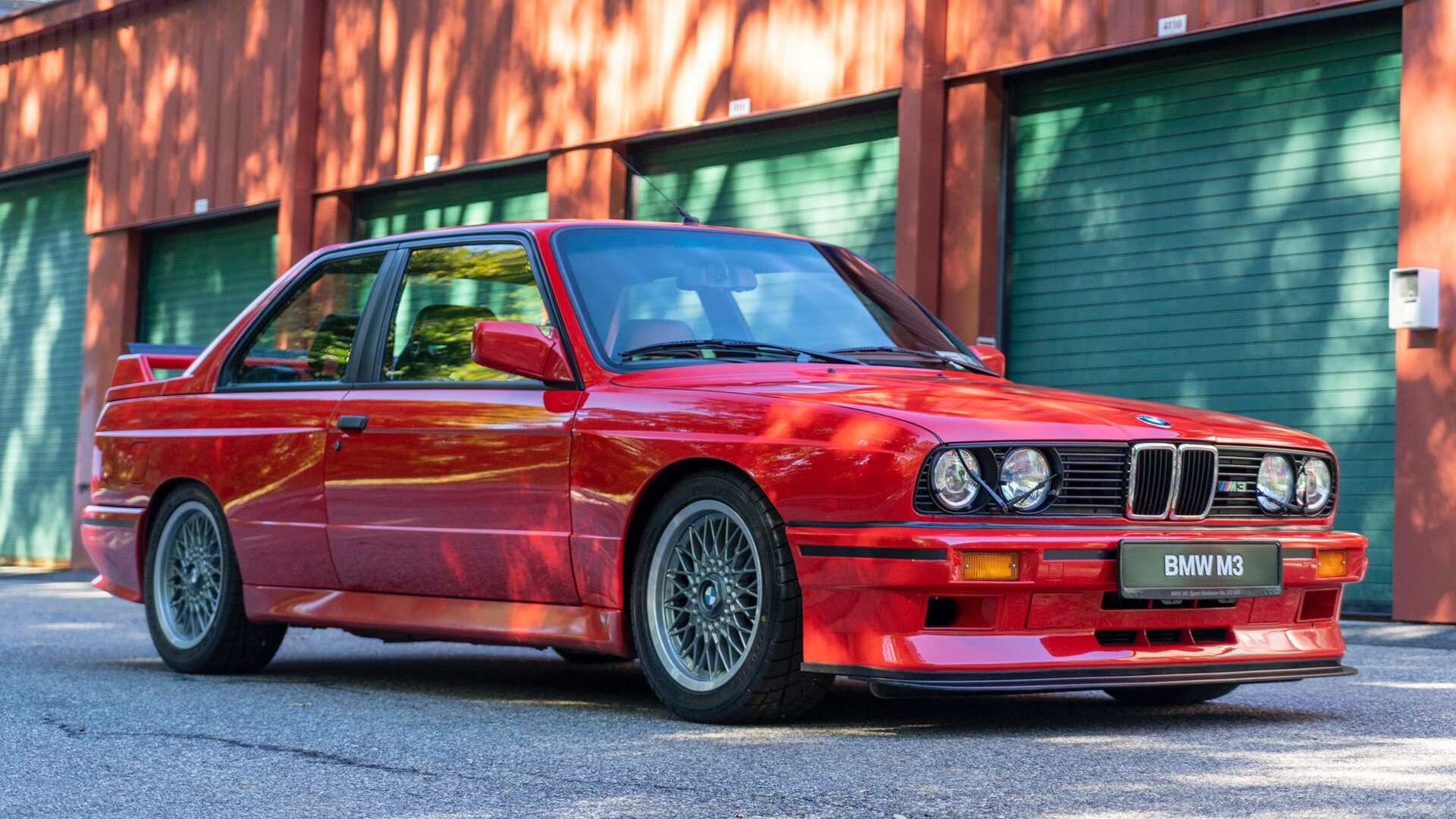 30-летнюю BMW M3 оценили дороже новой M4: это редкая версия Evo3