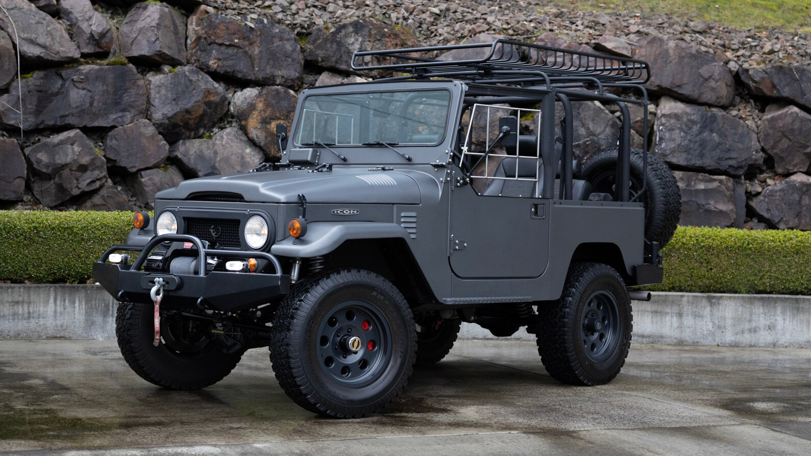 60-летний кабриолет Toyota FJ40 снабдили современным мотором и теперь продают