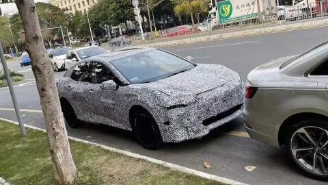 Электроседан от Toyota впервые сфотографировали на дорогах