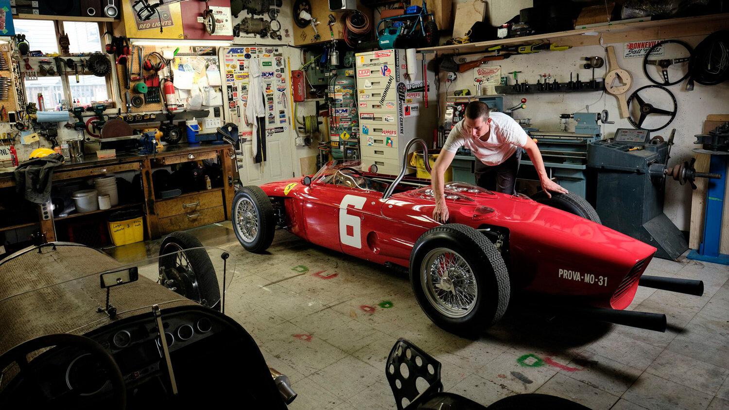 Чемпионская Ferrari Формулы-1, которую воссоздали в гараже по фотографиям. Фотопост