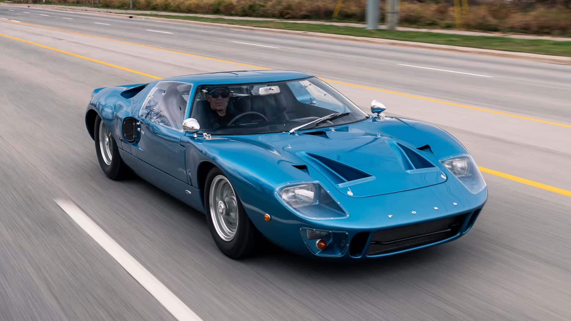 С молотка уйдёт редкий Ford GT40, который реставрировали специалисты по Porsche