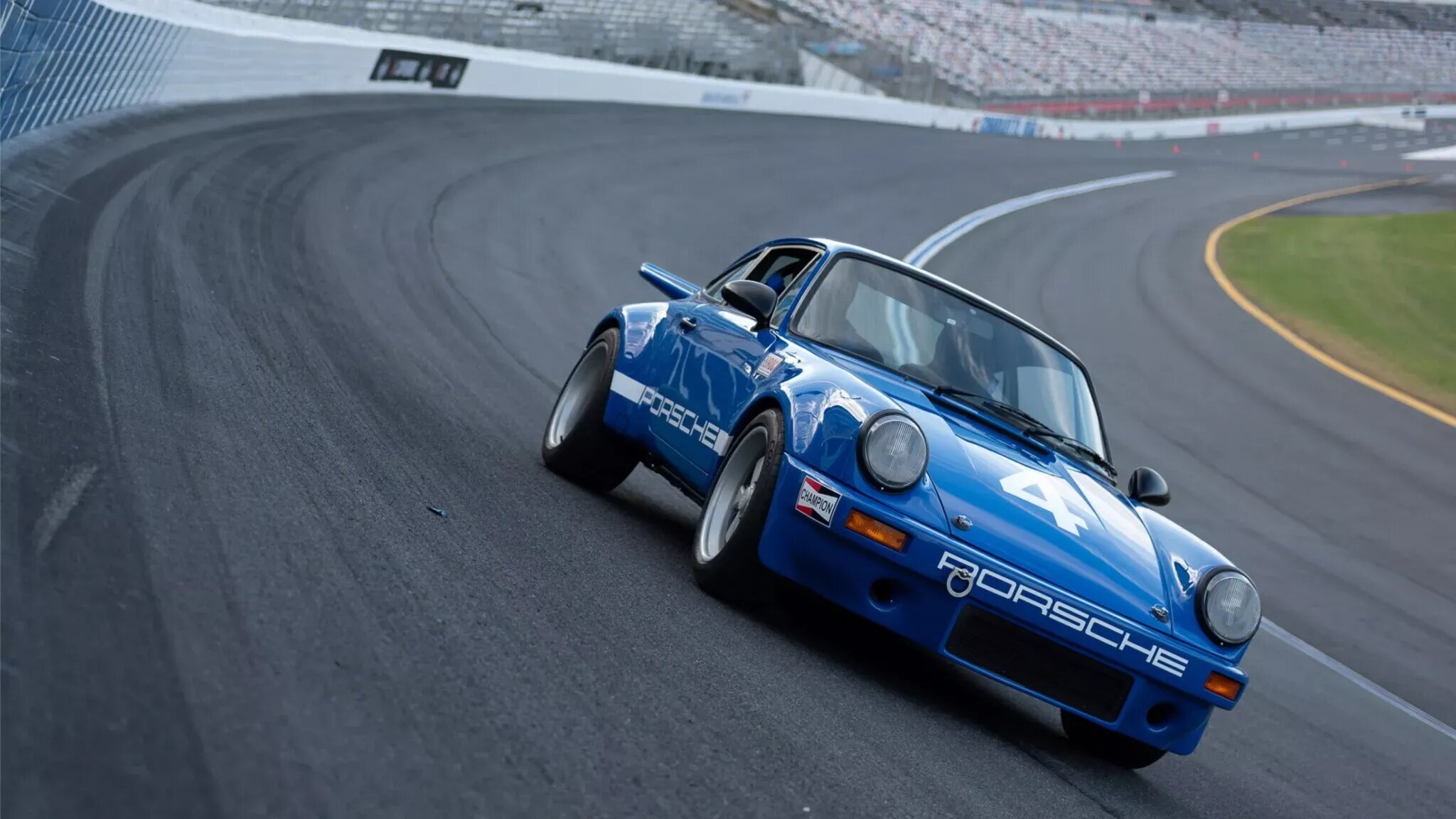 Рестомод Porsche 911 посвятили гонке чемпионов 1974 года