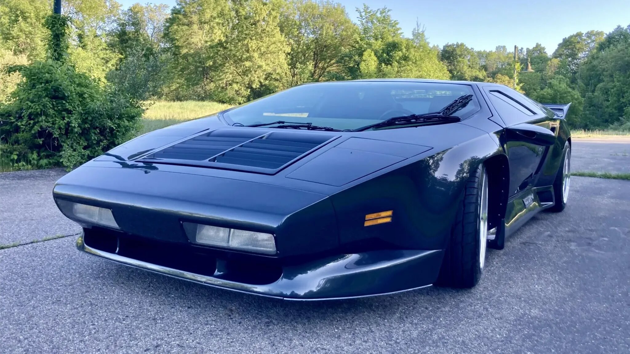За очень редкий американский суперкар Vector W8 на аукционе дают 450 тысяч долларов