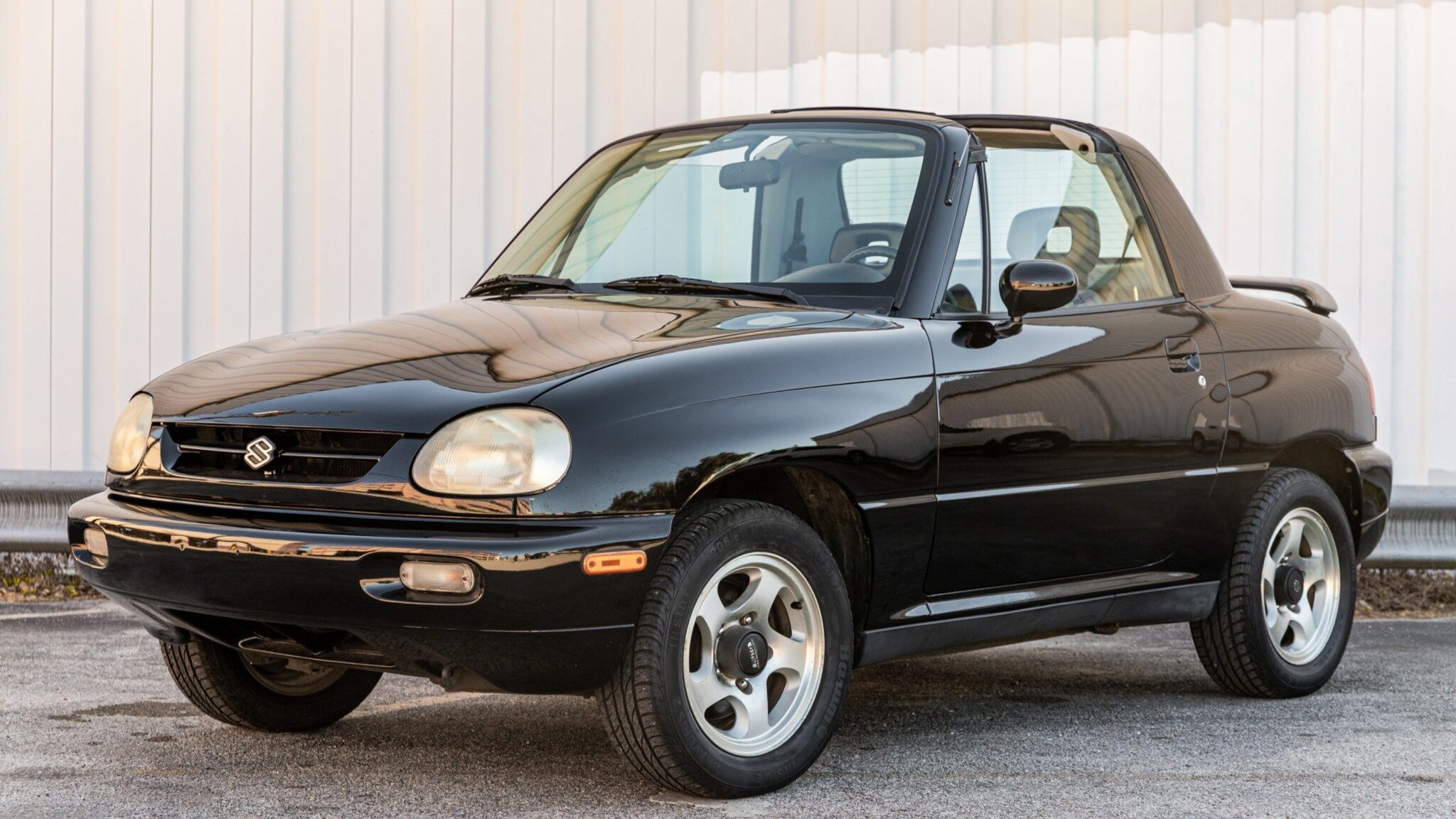 Редкий внедорожник Suzuki выставили на аукцион. Это двухместная тарга