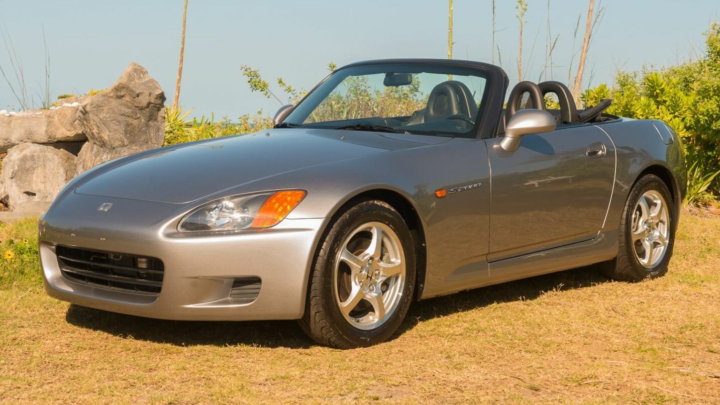 Эта старая Honda S2000 стоит дороже других: она почти без пробега