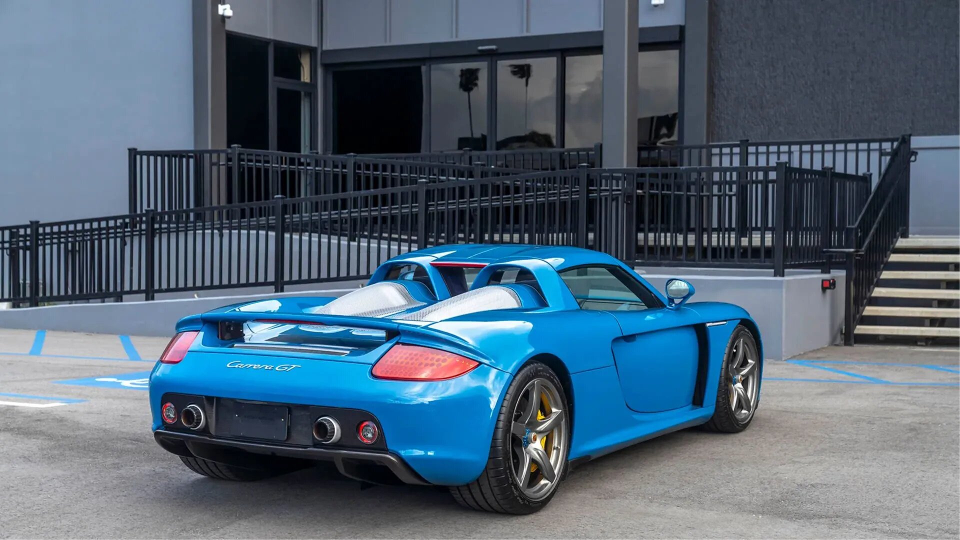Porsche Carrera GT в уникальном цвете Speedster Blue рассчитывают продать за 1,5 миллиона долларов