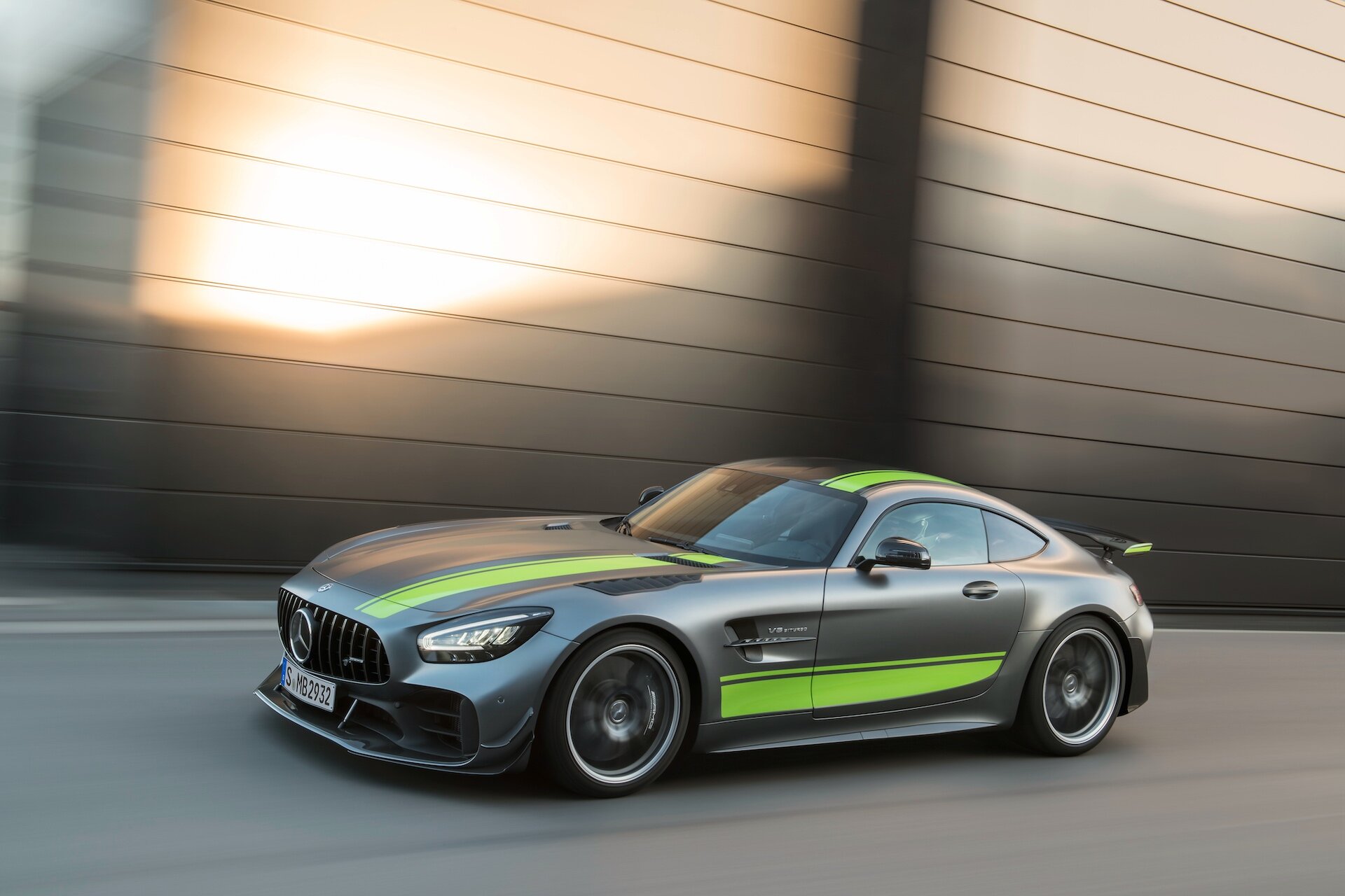Двухдверки Mercedes-Benz AMG GT обновились и обзавелись трековой версией