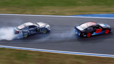 Два очень мощных Ford Mustang устроили дрифт-битву