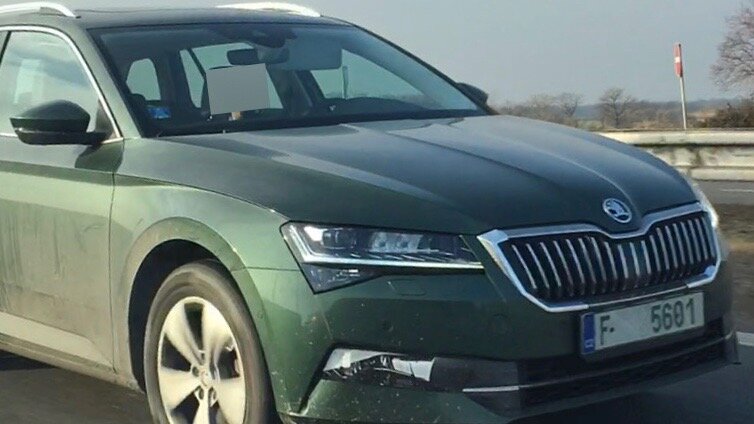 Обновлённый универсал Skoda Superb поймали без камуфляжа