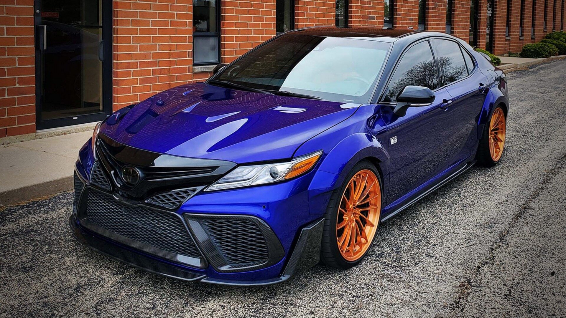 Toyota Camry в странном обвесе продаётся в разы дешевле, чем обошлась заказчику