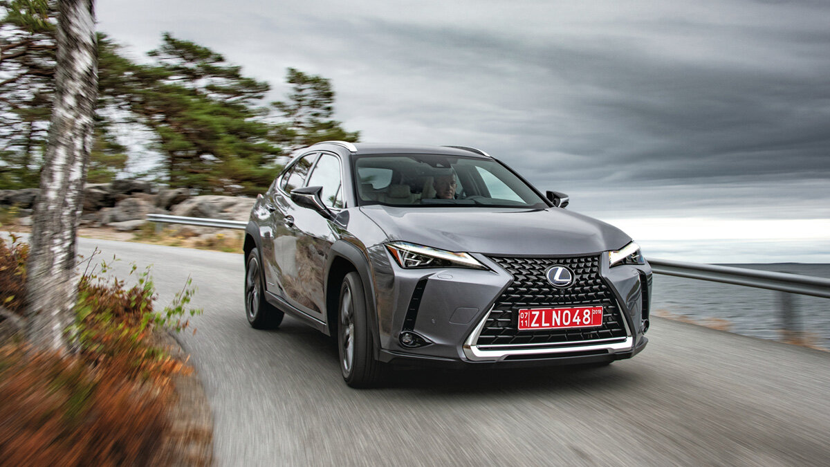 В Россию приехал кроссовер Lexus UX. И сразу с ценами