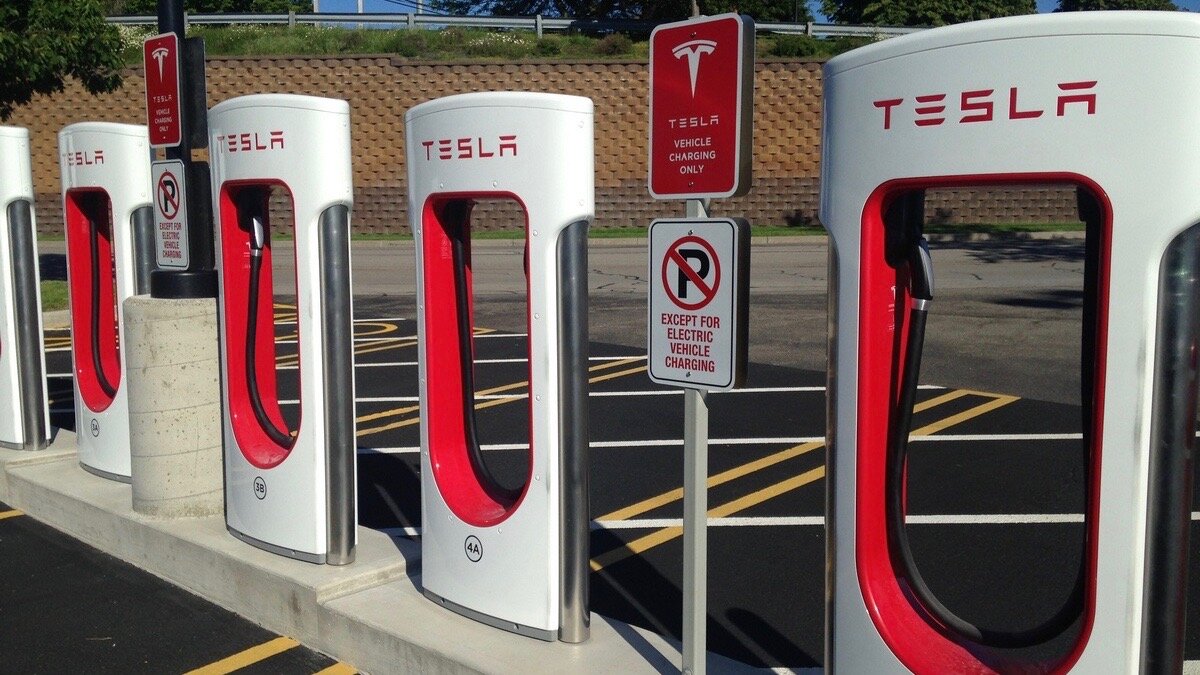 Новая станция Tesla заряжает электромобили за 15 минут