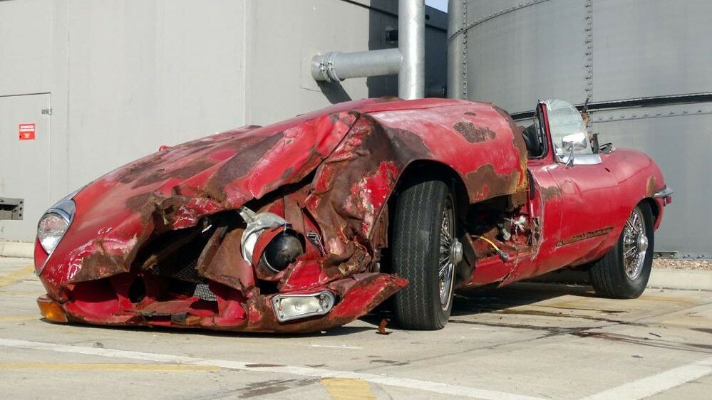 Старый Jaguar разбили в аварии, а потом он сгнил. И всё ещё стоит очень дорого