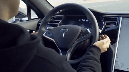 Китайцы обманули автопилот Tesla с помощью наклеек на асфальте