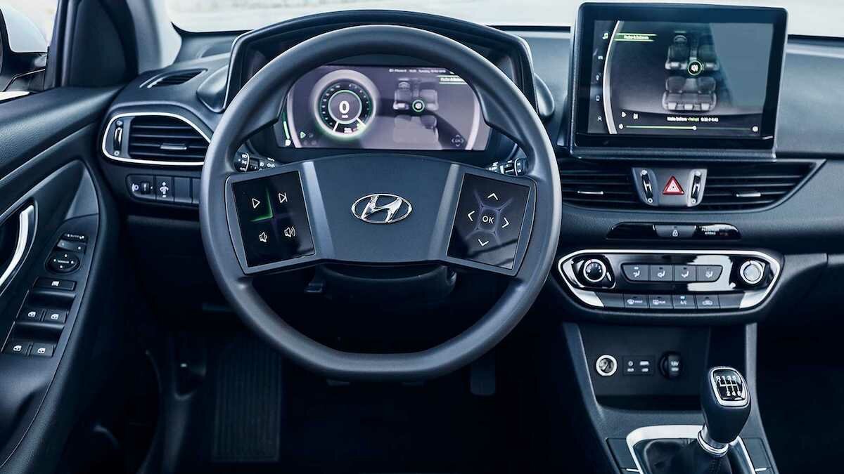 Hyundai показал интерьер будущего – с огромными экранами по всему салону и даже на руле