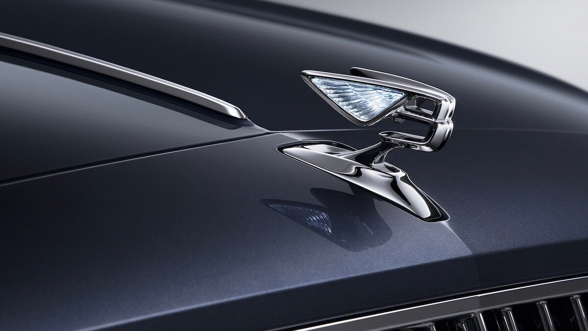 Bentley Flying Spur научился прятать эмблему. Да, как Rolls-Royce