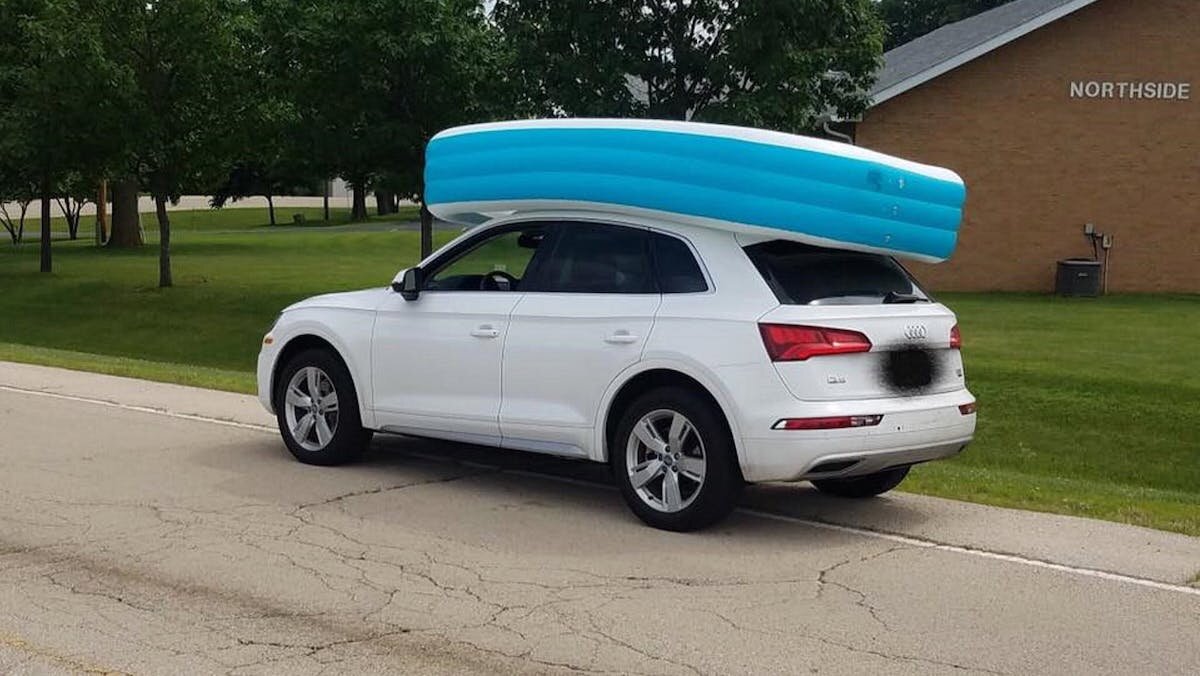 Американка перевезла на крыше Audi Q5 бассейн, прижав его детьми
