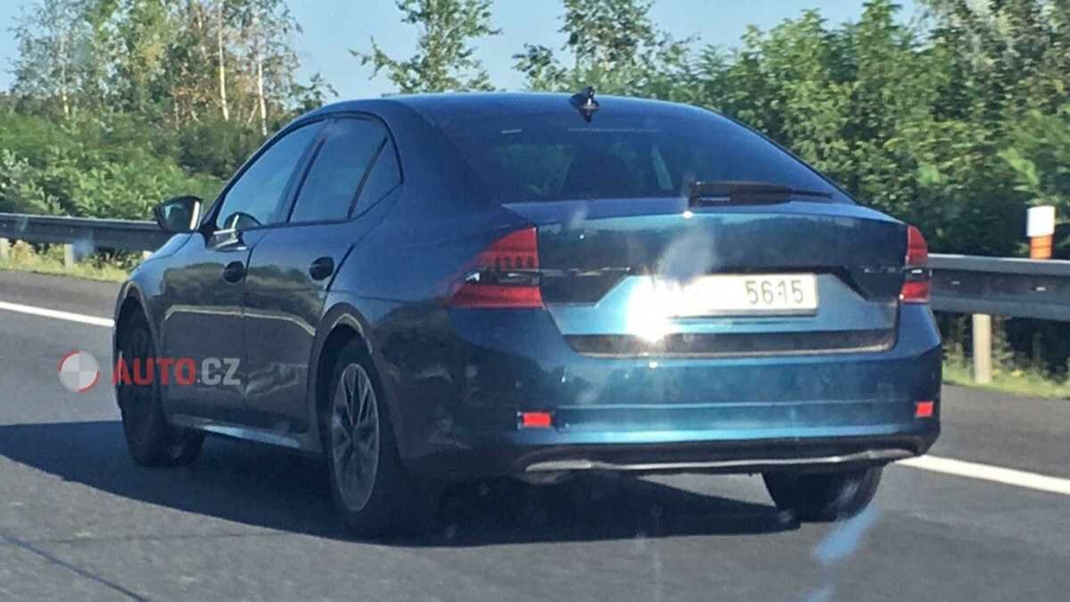 Новая Skoda Octavia впервые попалась в виде лифтбека