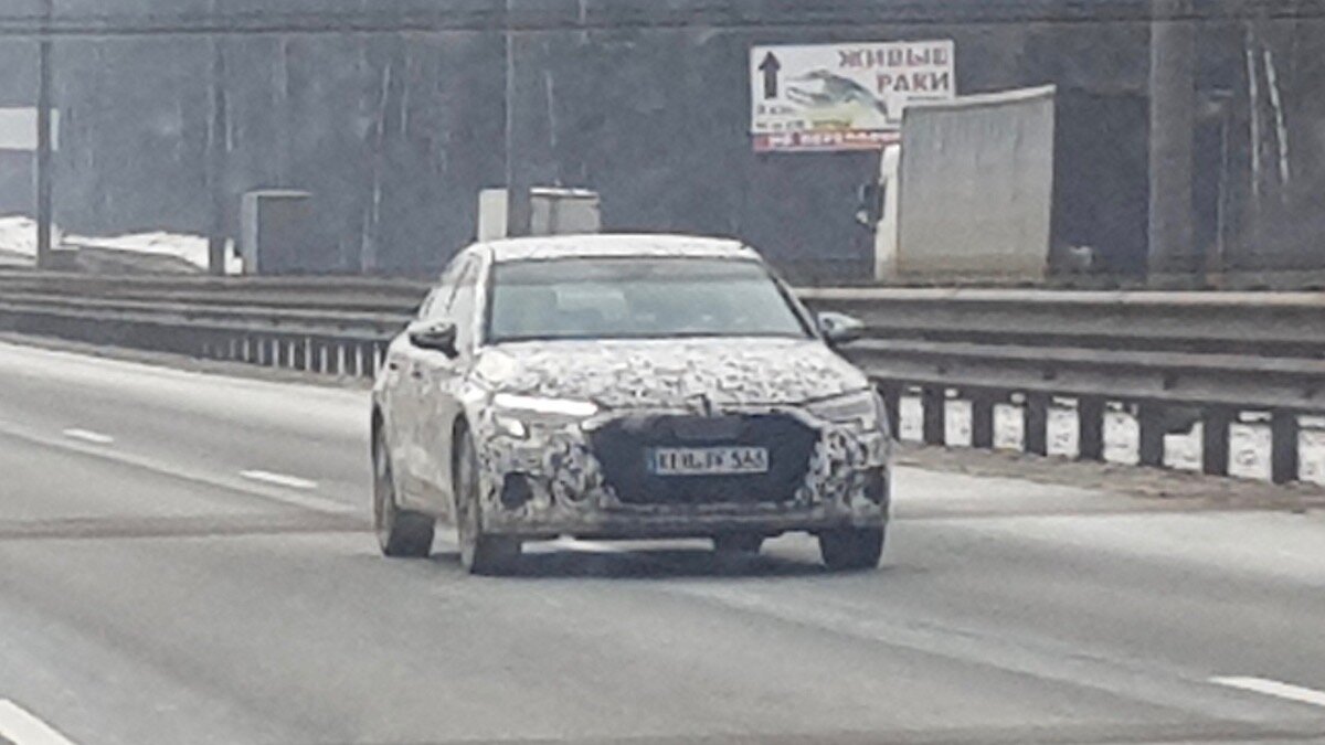 Закамуфлированный седан Audi A3 попался в Москве задолго до премьеры
