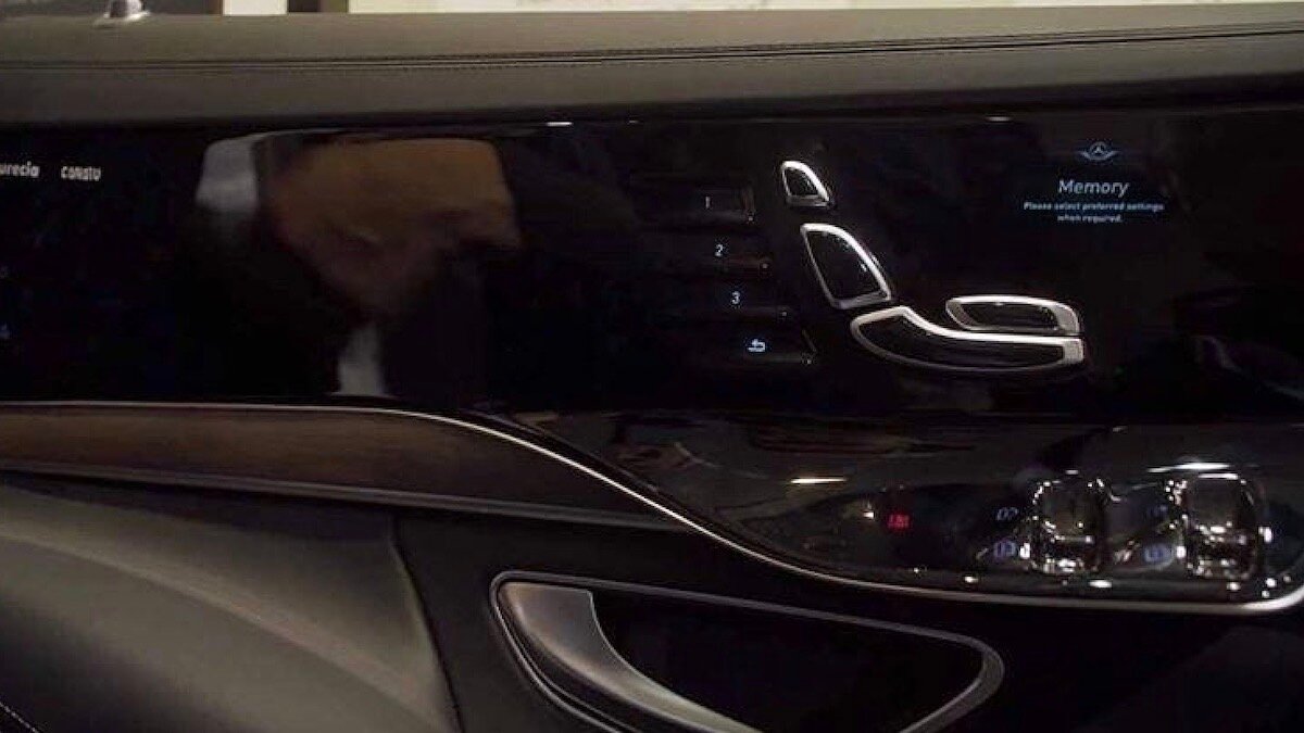 Новый Mercedes-Benz S-класса получит дисплеи в дверях