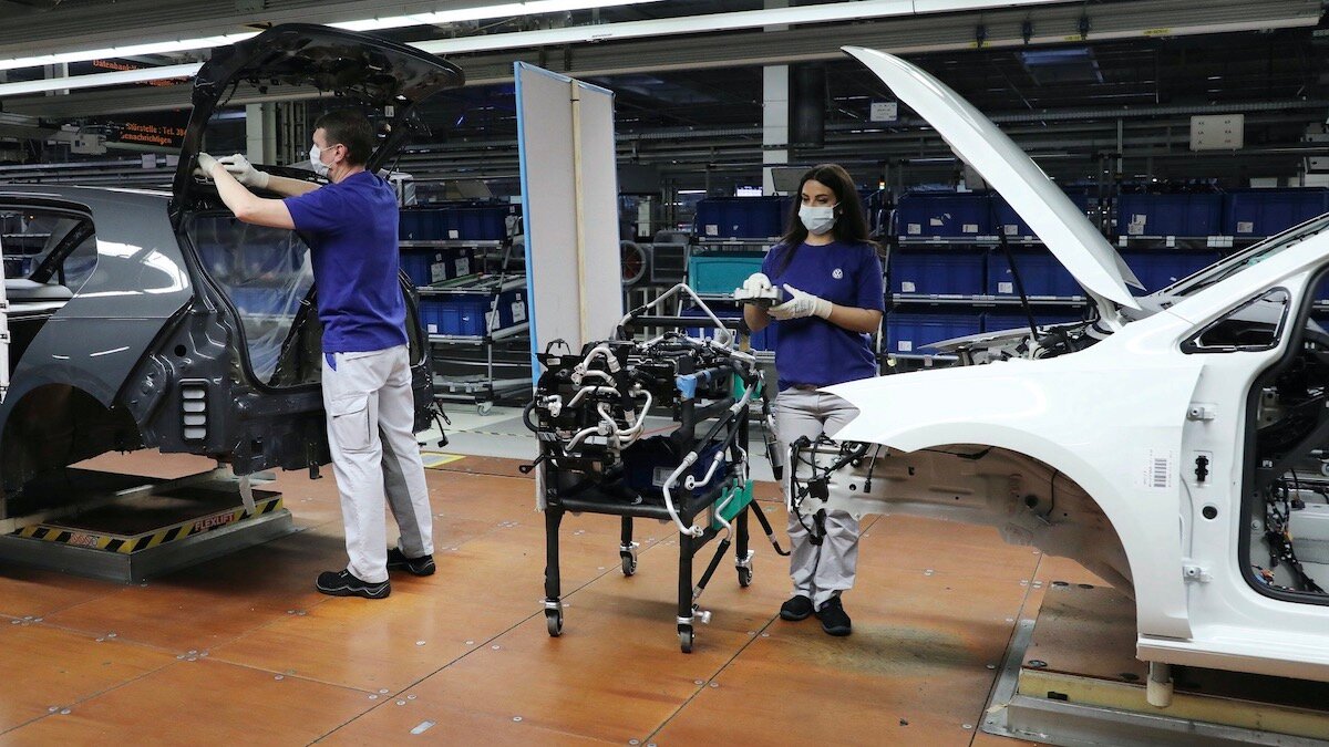 Возобновление производства VW, перенос новых экзаменов на права и другие новости за ночь