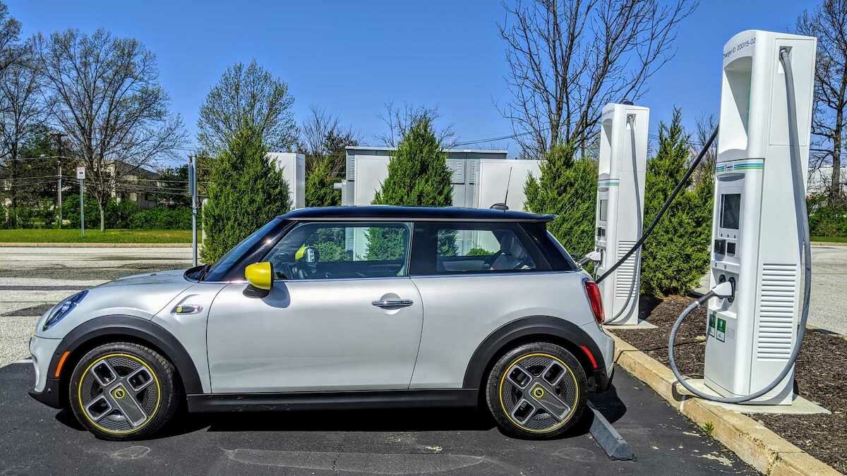 Электрическому MINI поменяли название колёсных дисков — из-за коронавируса, конечно