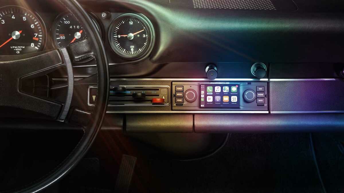 В 50-летние Porsche 911 добавили Apple CarPlay и цифровое радио