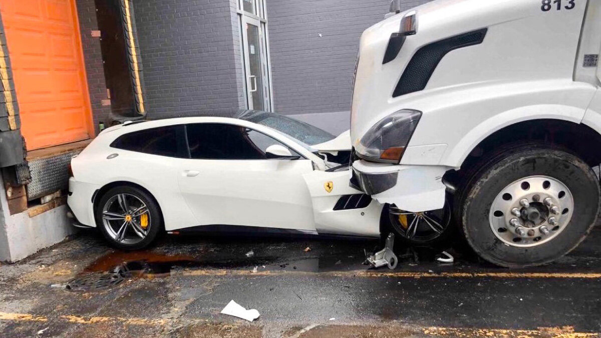 Водитель грузовика раздавил Ferrari своего босса
