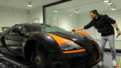 Посмотрите, как Bugatti Veyron моют на протяжении пяти часов
