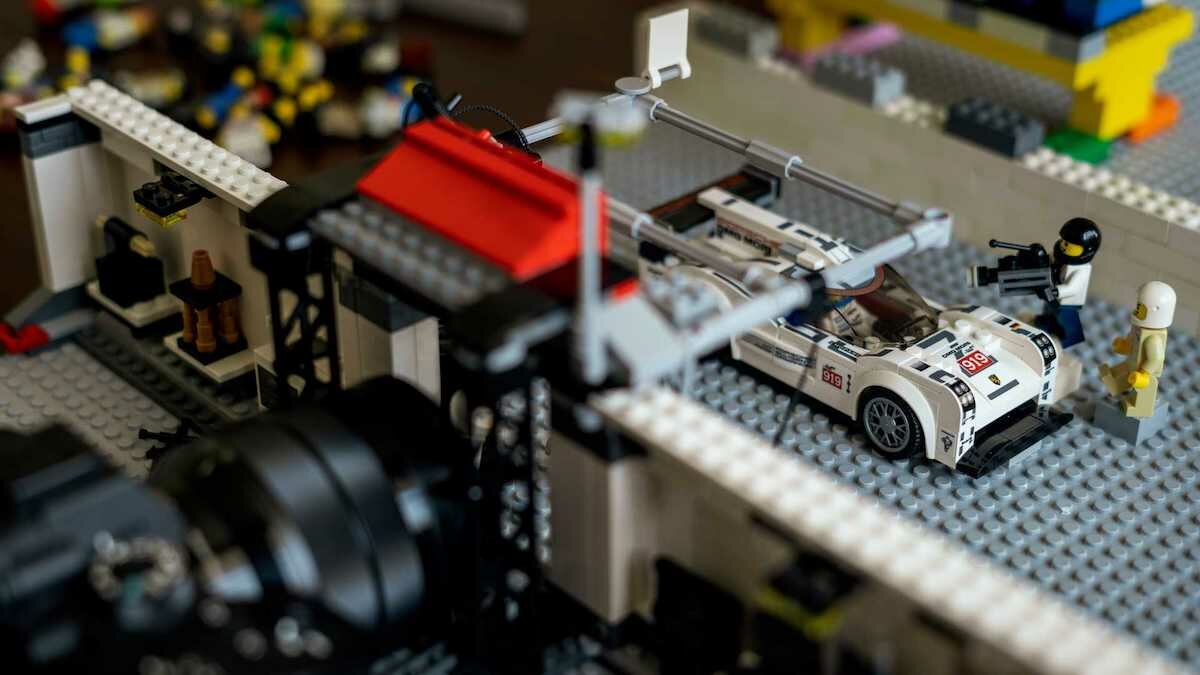 Известные фотографии гоночных Porsche воссоздали с помощью Lego