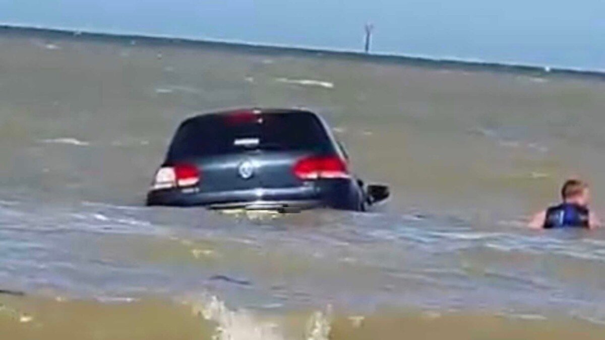 Британец бросился в море спасать уплывший VW Golf. И у него получилось