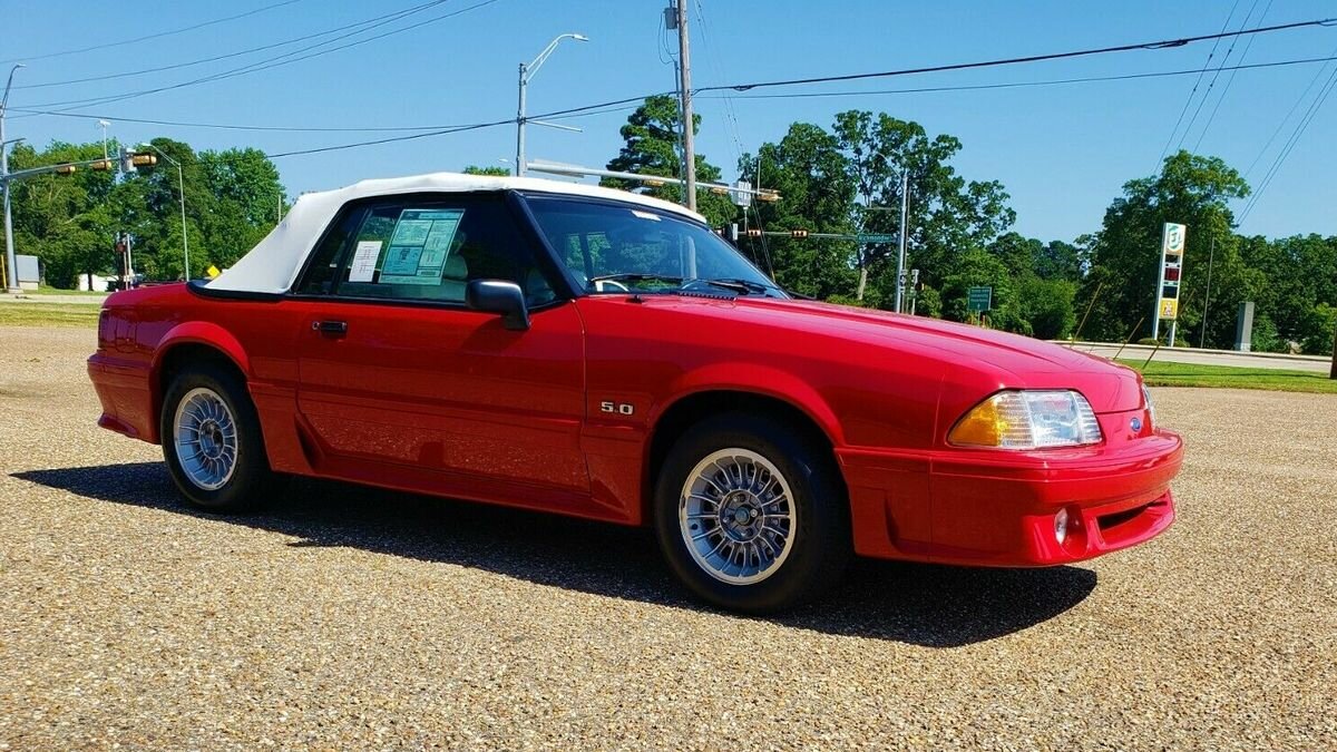 Ford Mustang 1990 года почти без пробега продаётся по цене нового