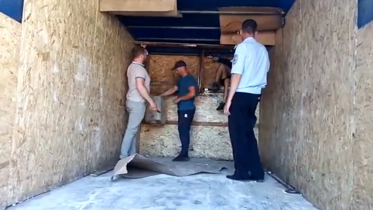 На УАЗе поймали машину с тайником, в котором пытались вывезти тонну запчастей